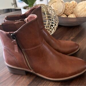 Baretrap booties brown 8 1/2. Wore once.